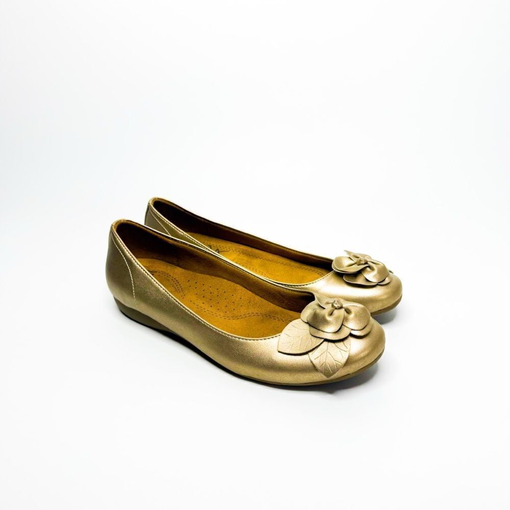 Natural Soul Women’s Gold Flats with Flower Embellishment, Size 6.5 - Picture 4 of 8